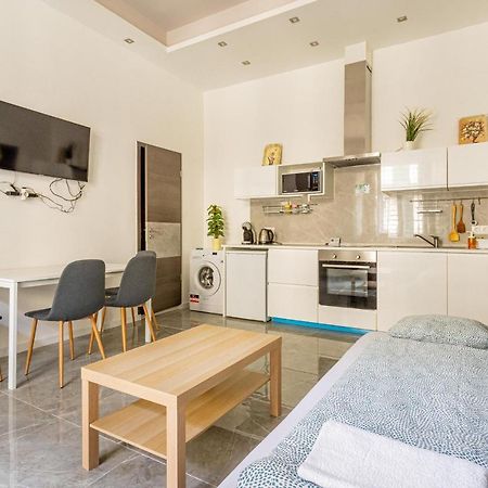 Modernized Condo At Kiraly 51 Budapest Luaran gambar