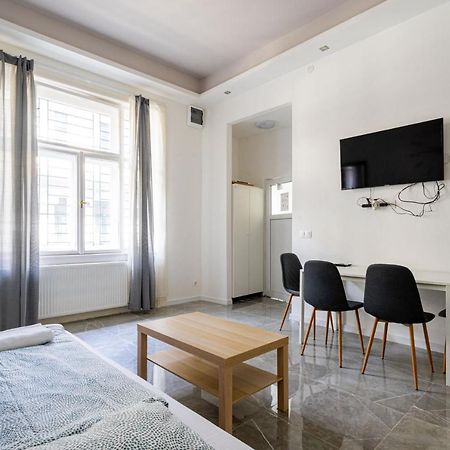 Modernized Condo At Kiraly 51 Budapest Luaran gambar