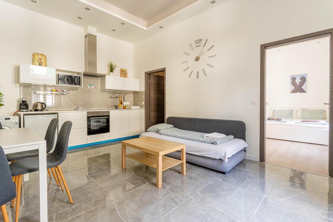 Modernized Condo At Kiraly 51 Budapest Luaran gambar