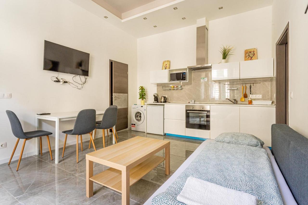 Modernized Condo At Kiraly 51 Budapest Luaran gambar
