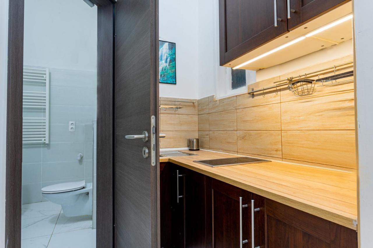 Modernized Condo At Kiraly 51 Budapest Luaran gambar