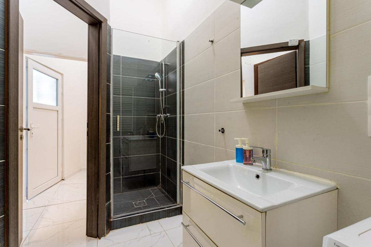 Modernized Condo At Kiraly 51 Budapest Luaran gambar